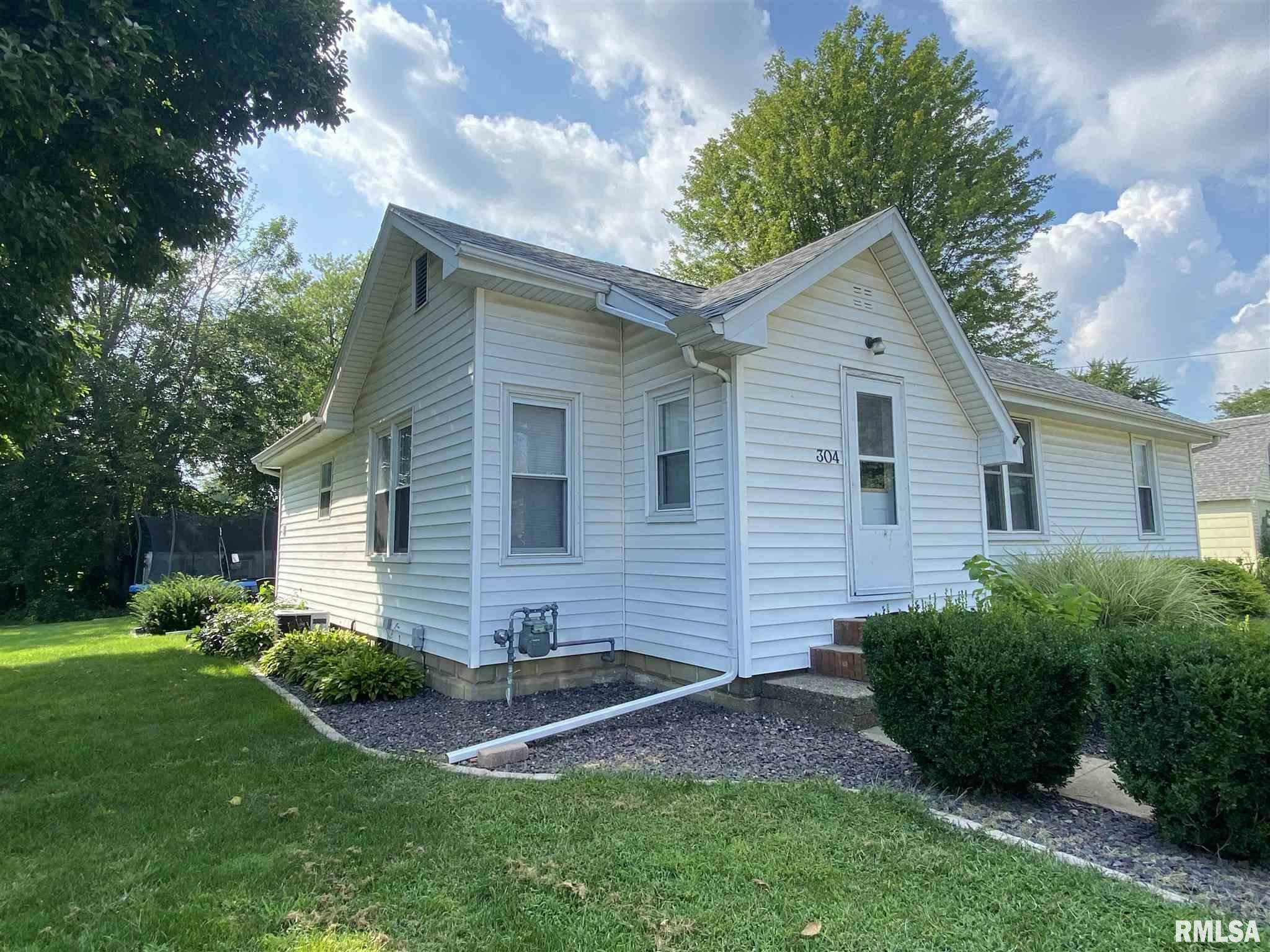 Property Photo:  304 S Madison  IL 61542 