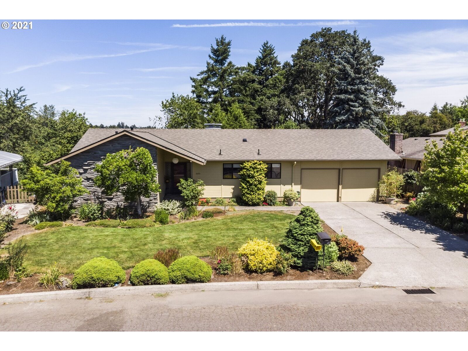 Property Photo:  5073 SE Winworth Ct  OR 97222 