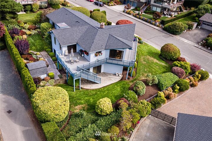 Property Photo: 851 Somerset Lane WA 98020