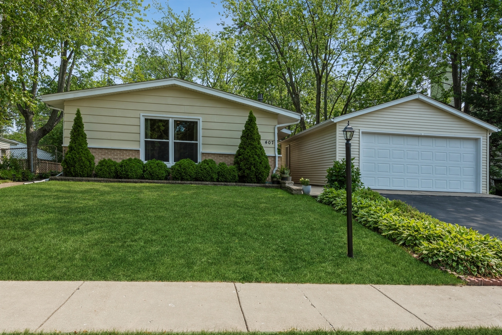 Property Photo:  407 W Hawthorne Boulevard  IL 60060 