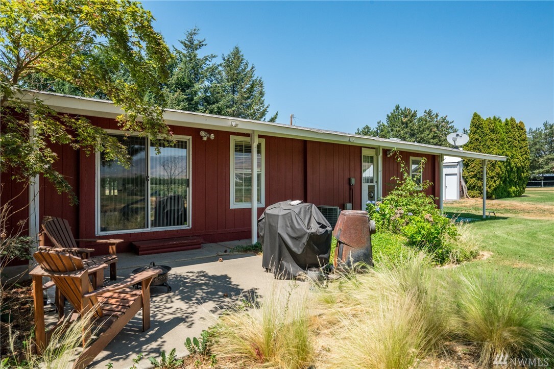 Property Photo: 410 N Perry Ave WA 98802