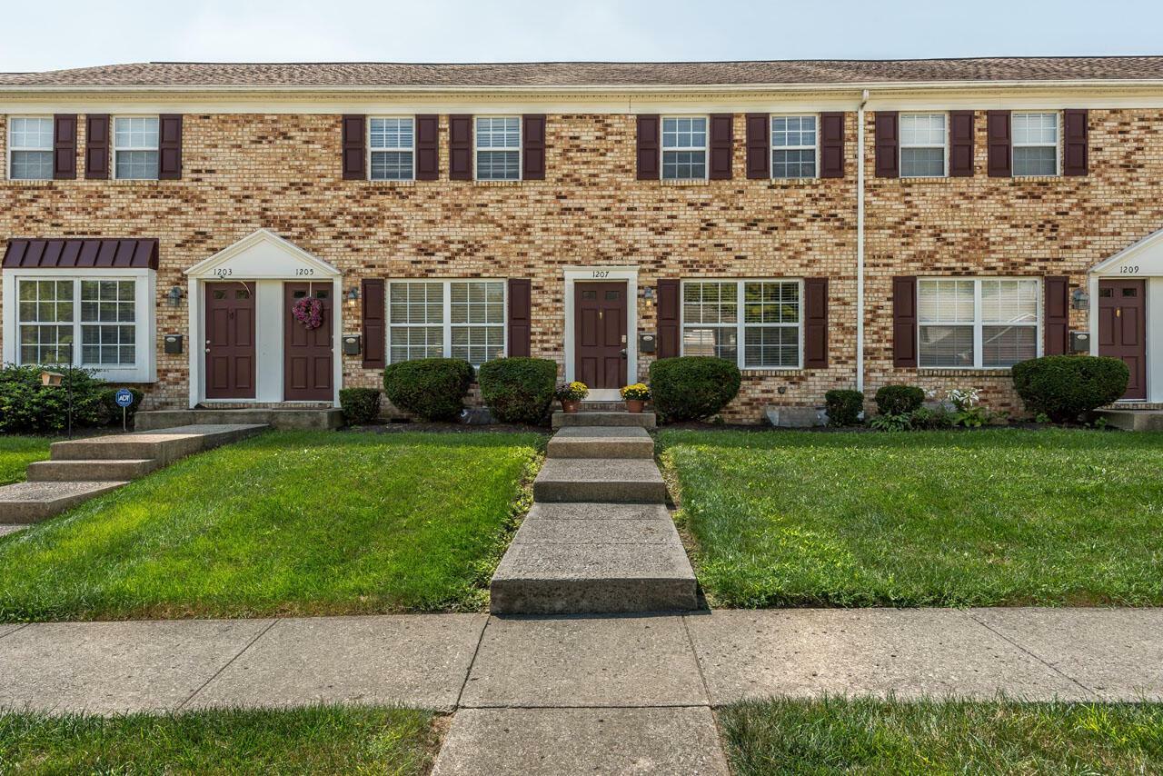 Property Photo: 1207 Weybridge Road OH 43220
