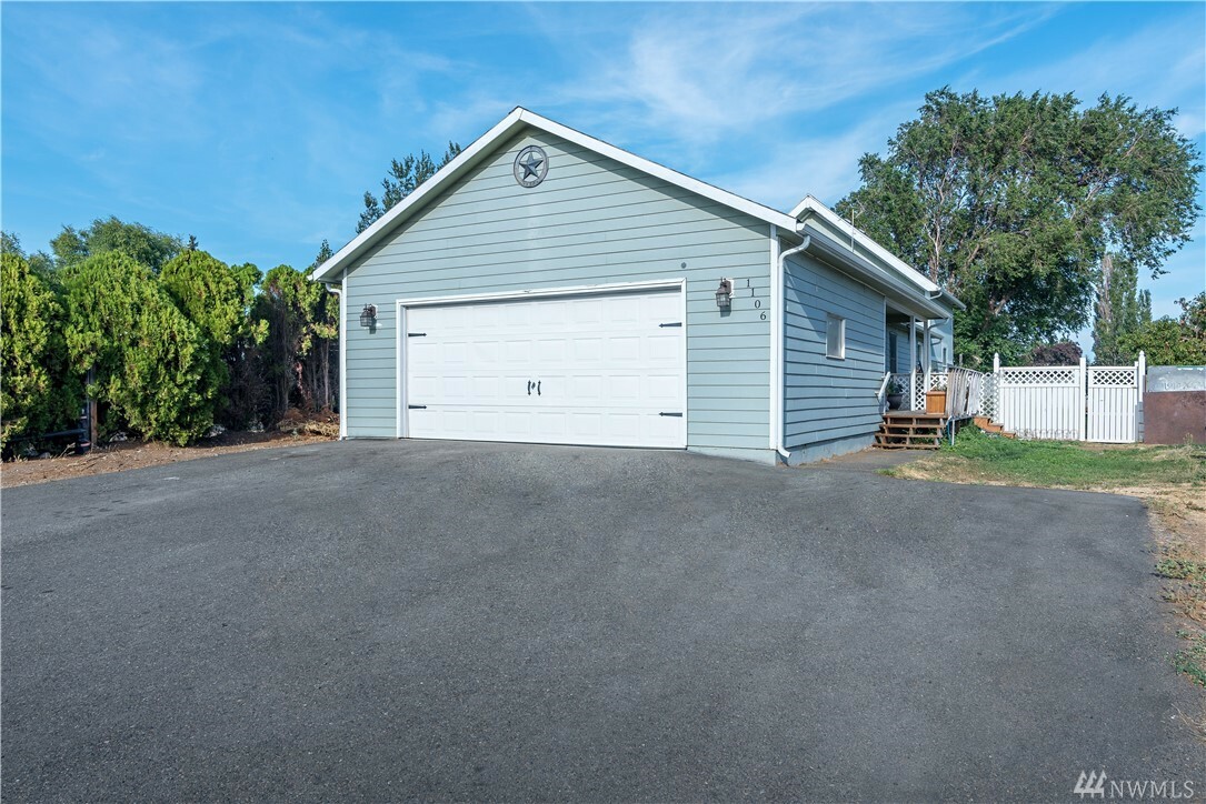 Property Photo:  1106 Rainier Dr  WA 98926 