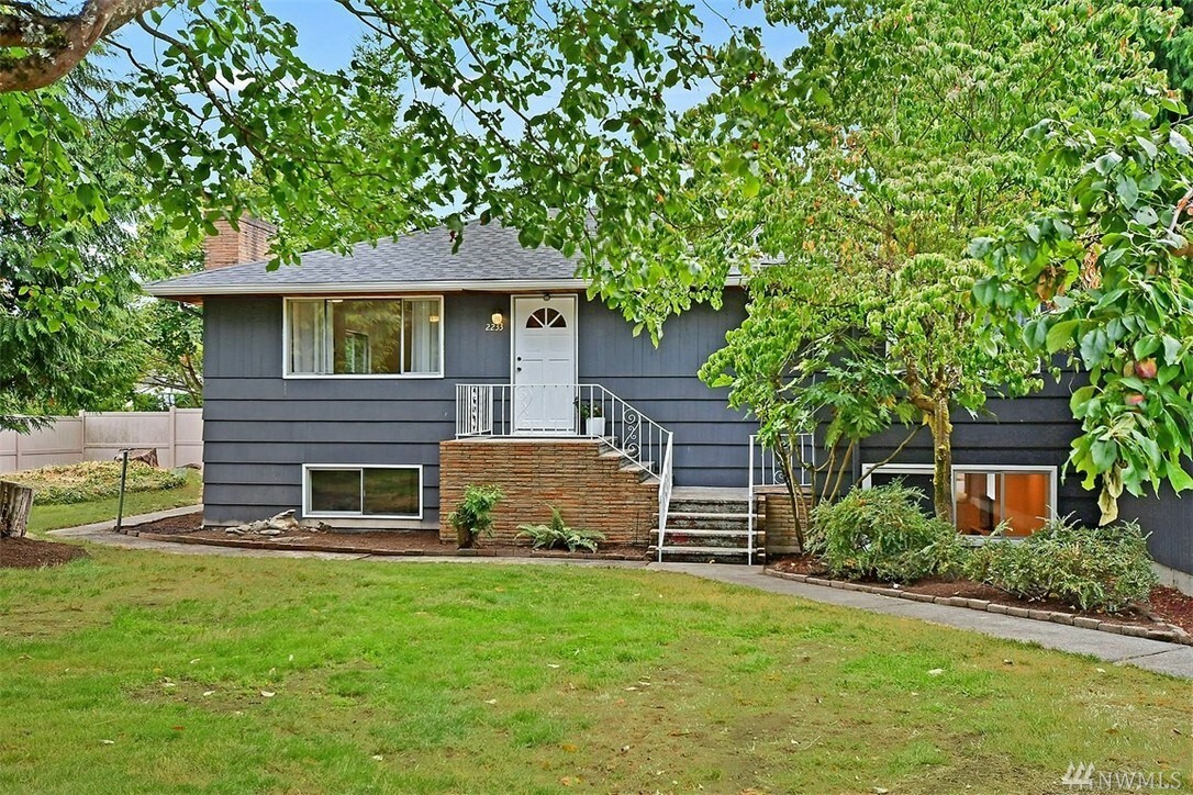 Property Photo:  2233 NE 20th St  WA 98056 