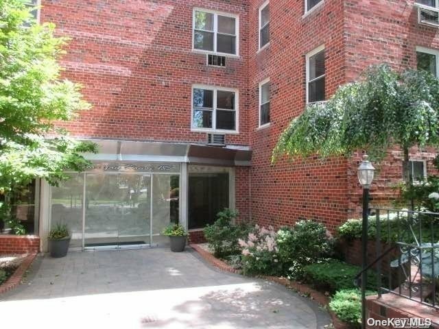 Property Photo: 185 S Middleneck Road 2R NY 11021