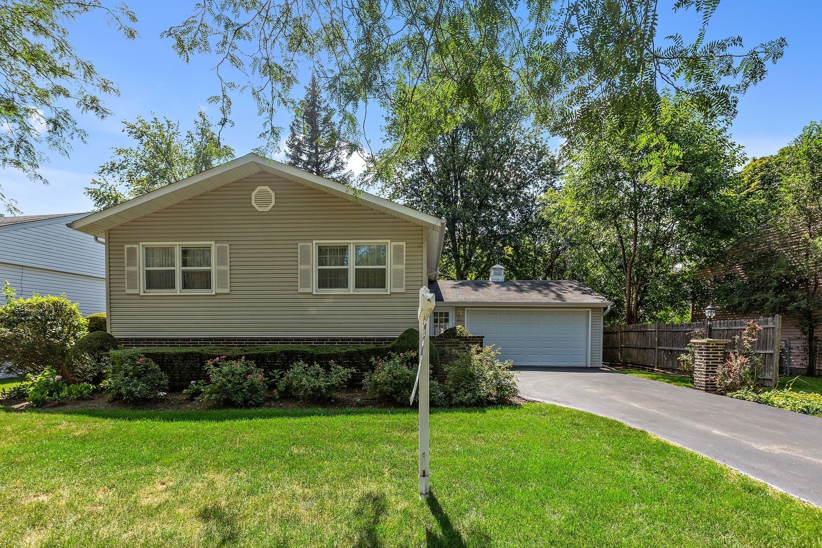 Property Photo:  1053 Valley Stream Drive  IL 60090 