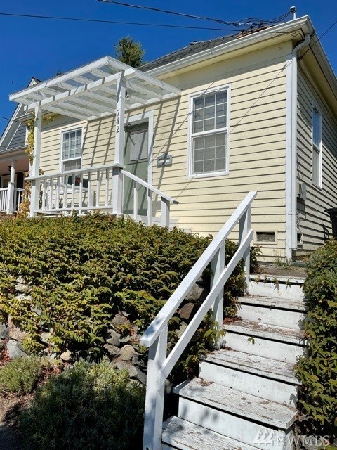 Property Photo: 742 N 71st St WA 98103