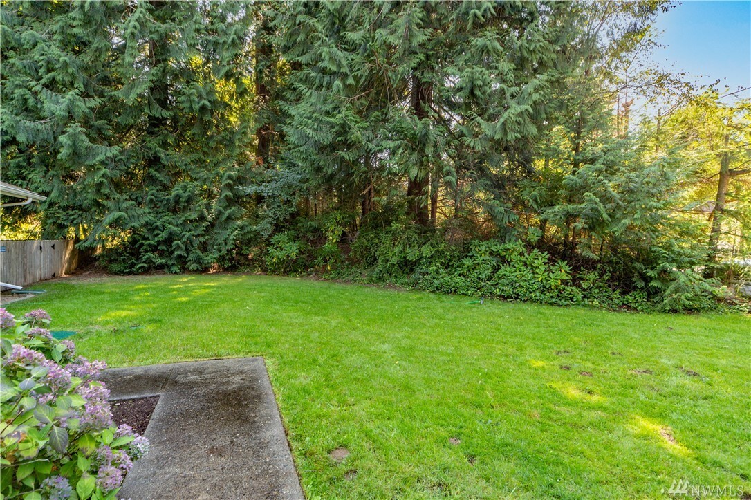 Property Photo:  901 Alaska Ave E  WA 98366 