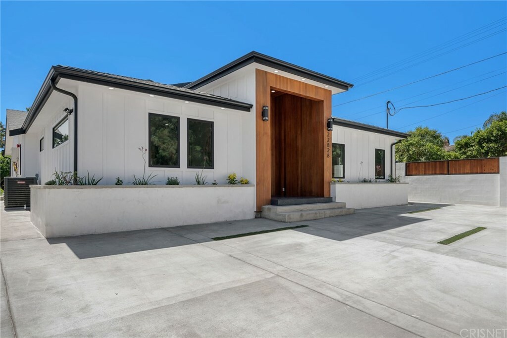 Property Photo:  22828 Collins Street  CA 91367 