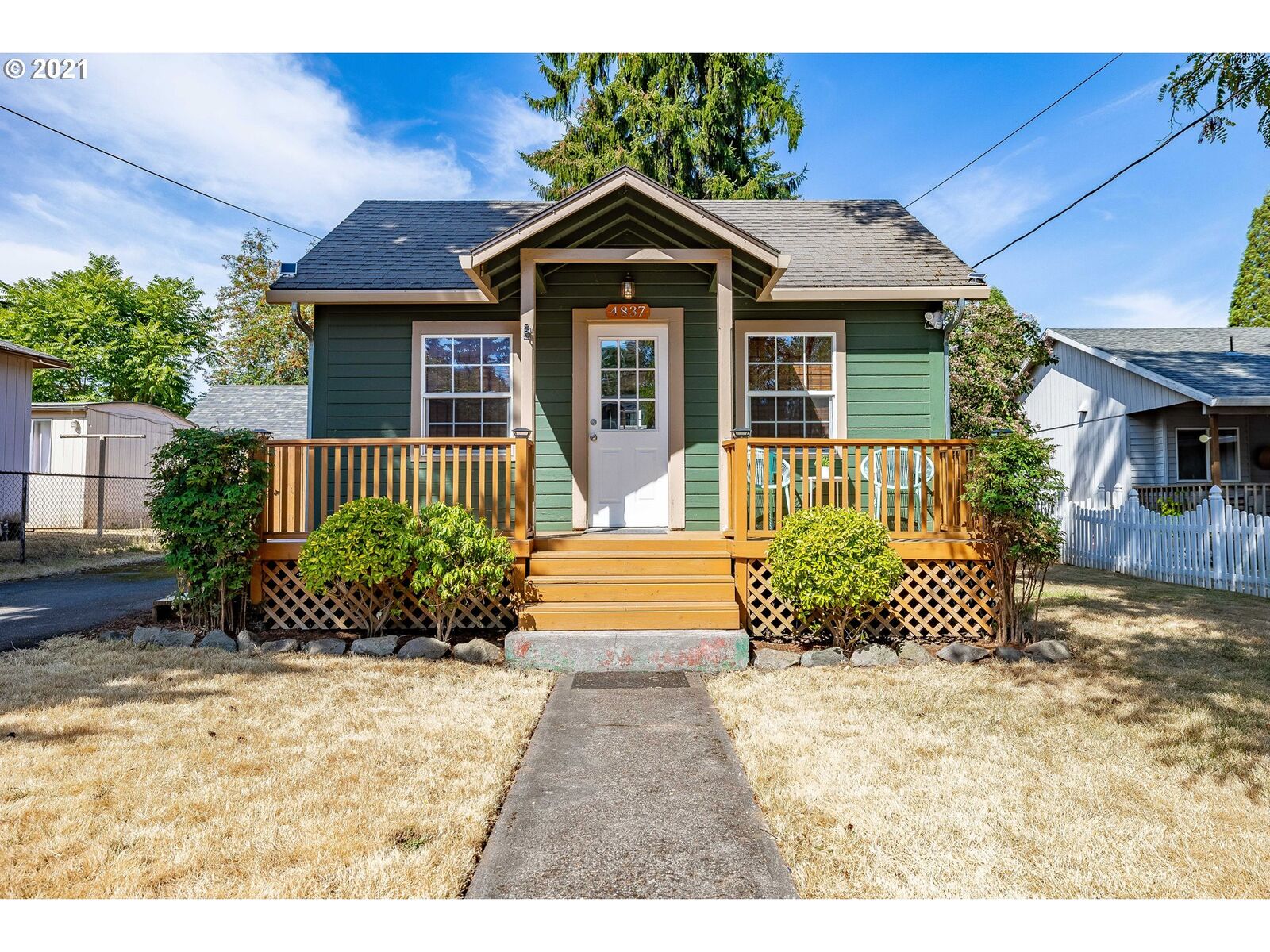 Property Photo:  4837 SE Knapp St  OR 97206 