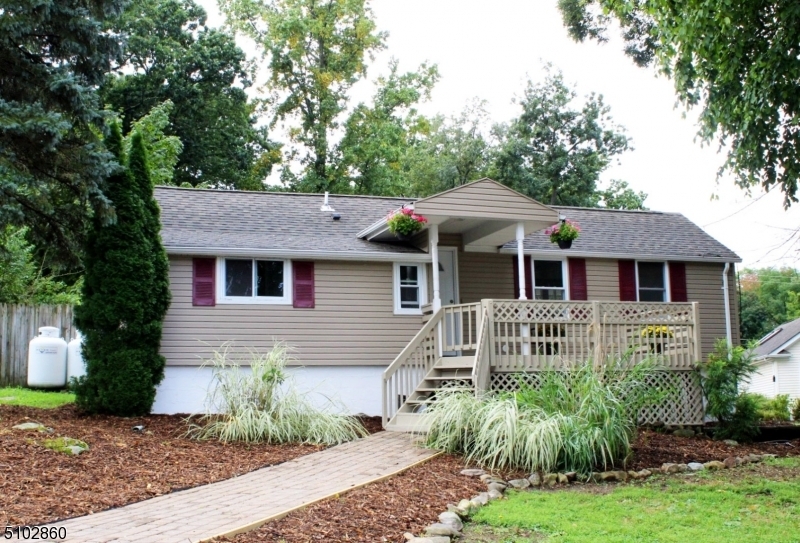 Property Photo:  9 Oak Tree Ln  NJ 07871 