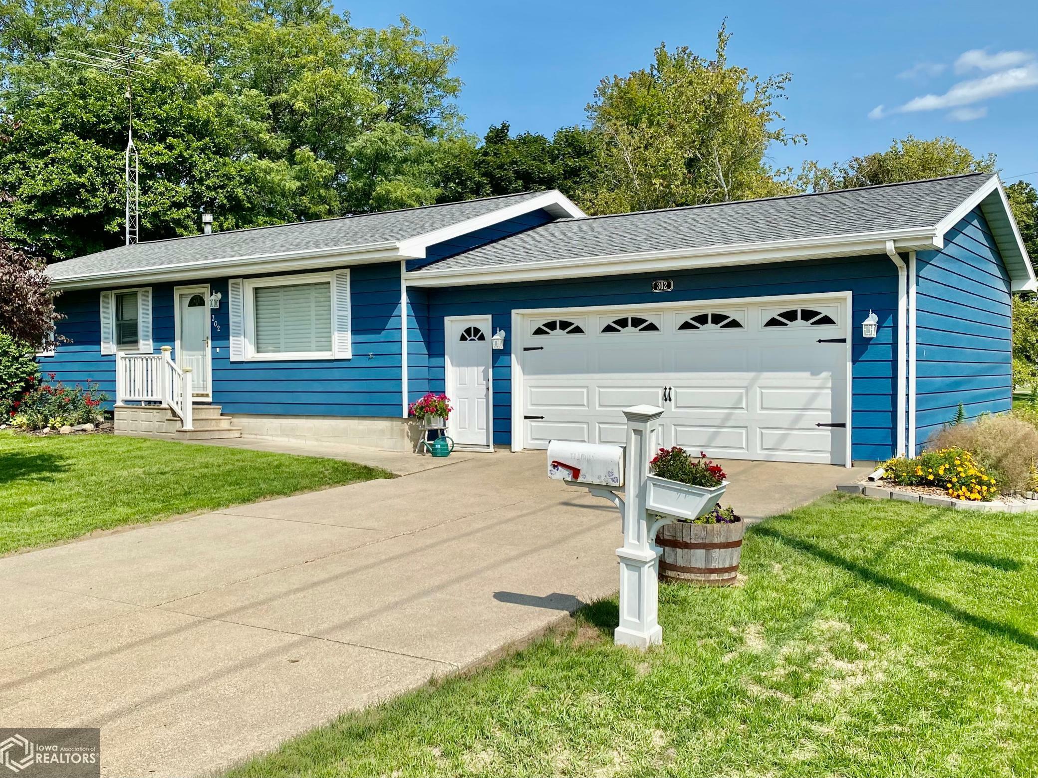 Property Photo:  302 Hawthorne Road  IA 50126 