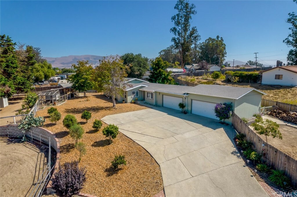 Property Photo:  585 Peacock Way  CA 93444 