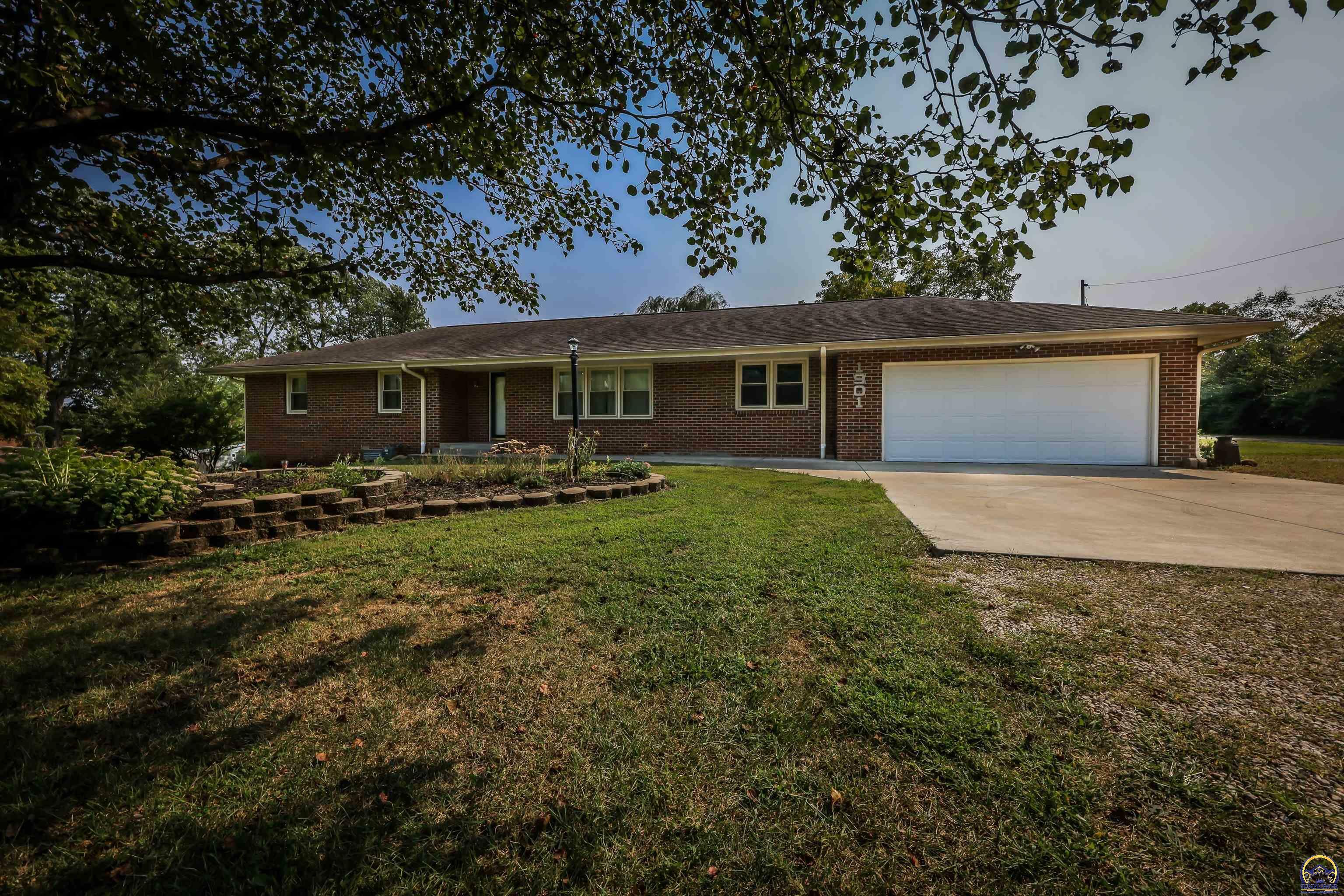 Property Photo: 1901 SE 37th St KS 66605