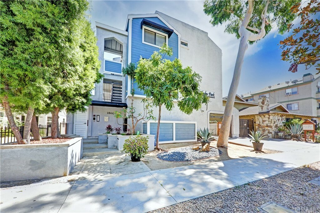 Property Photo:  1066 Gladys Avenue 4  CA 90804 