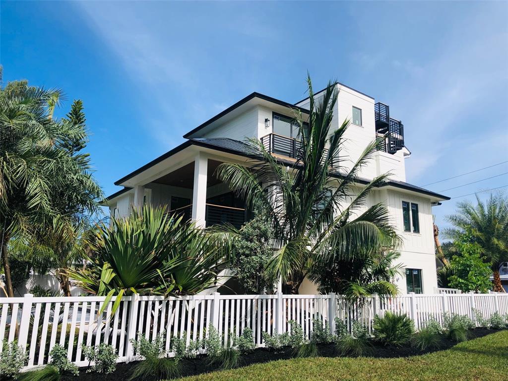 Property Photo: 526 Seagull Way FL 34216