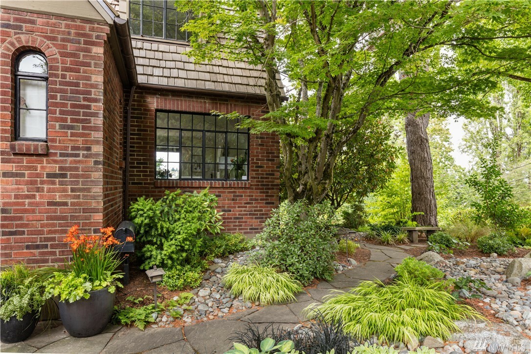 Property Photo:  197 34th Ave E  WA 98112 