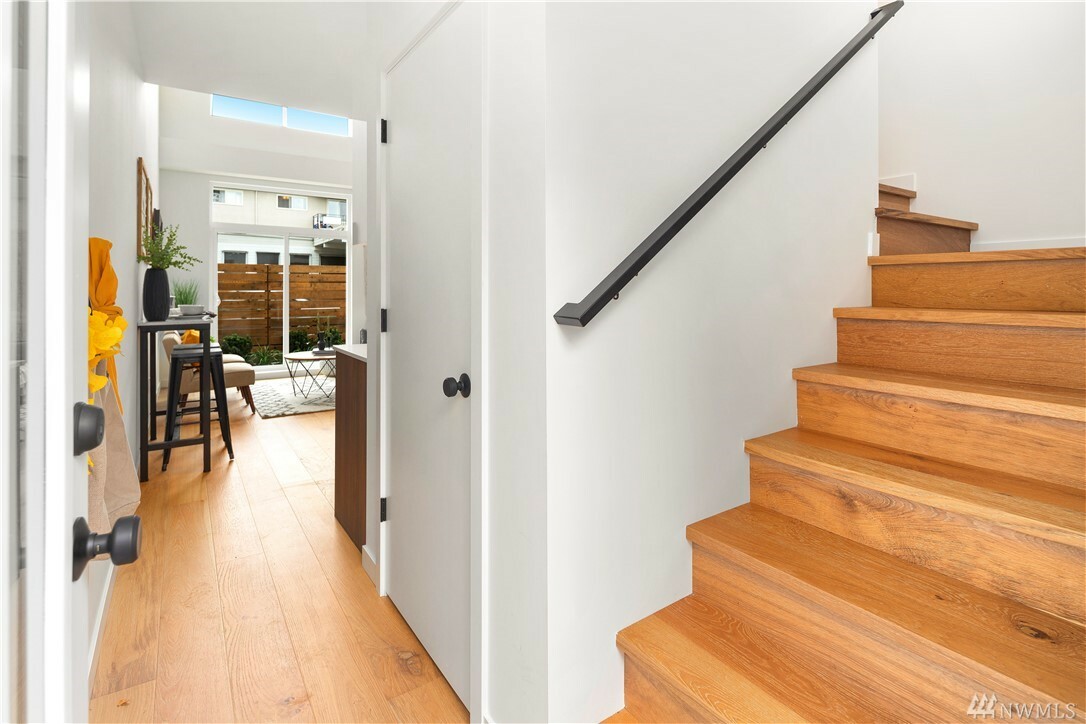 Property Photo: 5439 California Ave SW B WA 98136