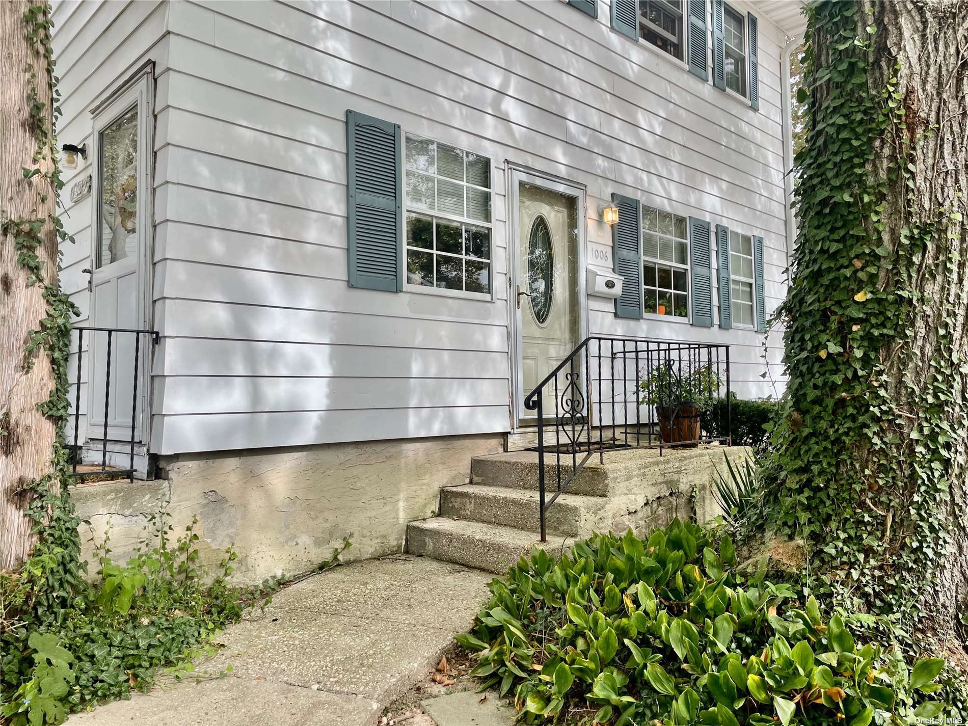 Property Photo:  1006 Towne House 1006  NY 11749 