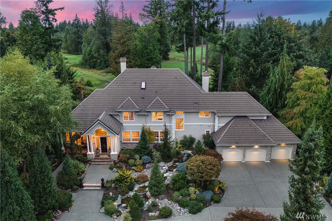 Property Photo:  827 Windsor Dr SE  WA 98074 