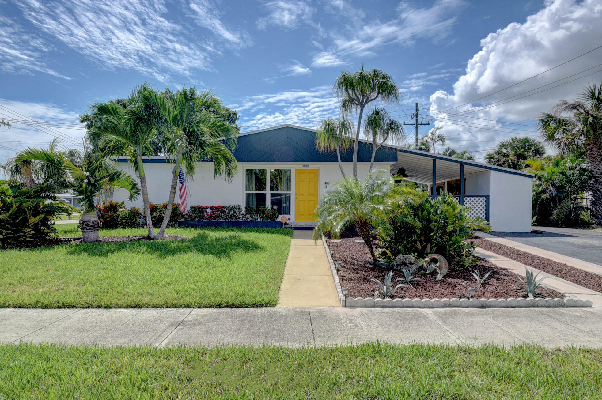 Property Photo:  1402 W Pine Street  FL 33462 