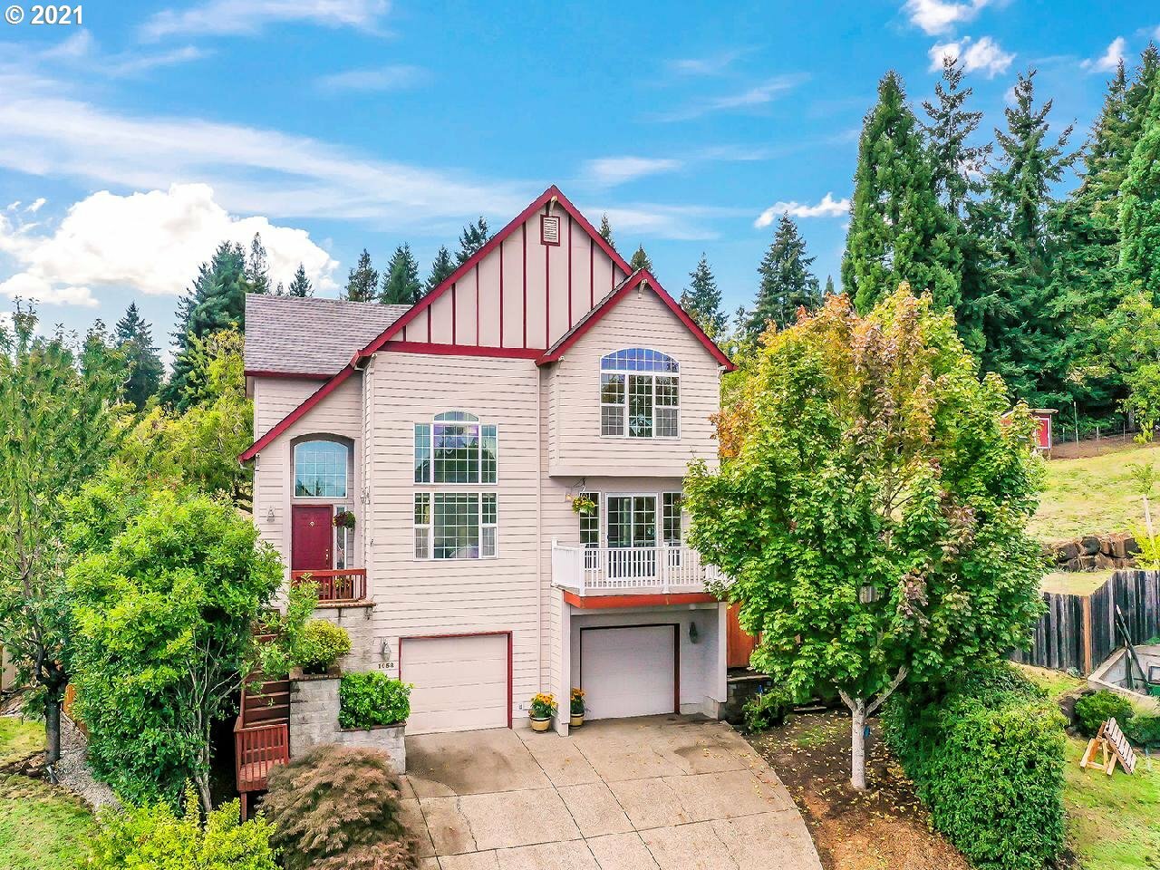 Property Photo: 1058 SW Arrowhead Pl OR 97115