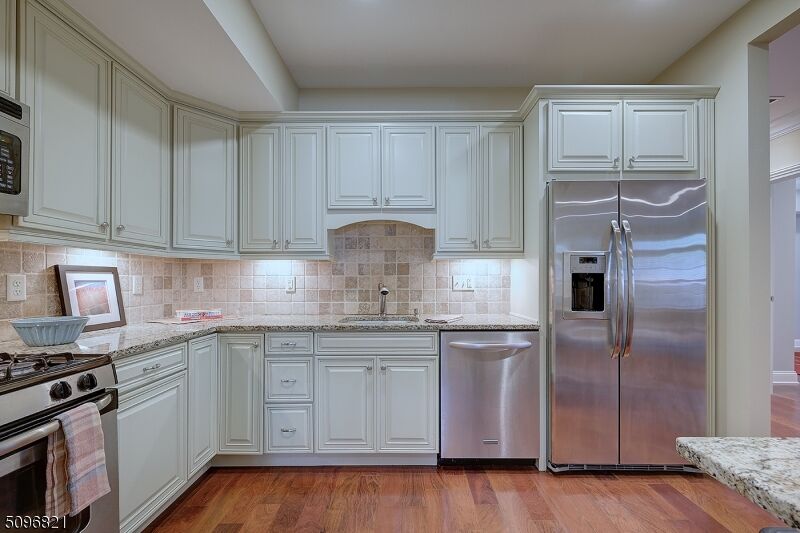 Property Photo:  31 Church St Unit 201  NJ 07079 