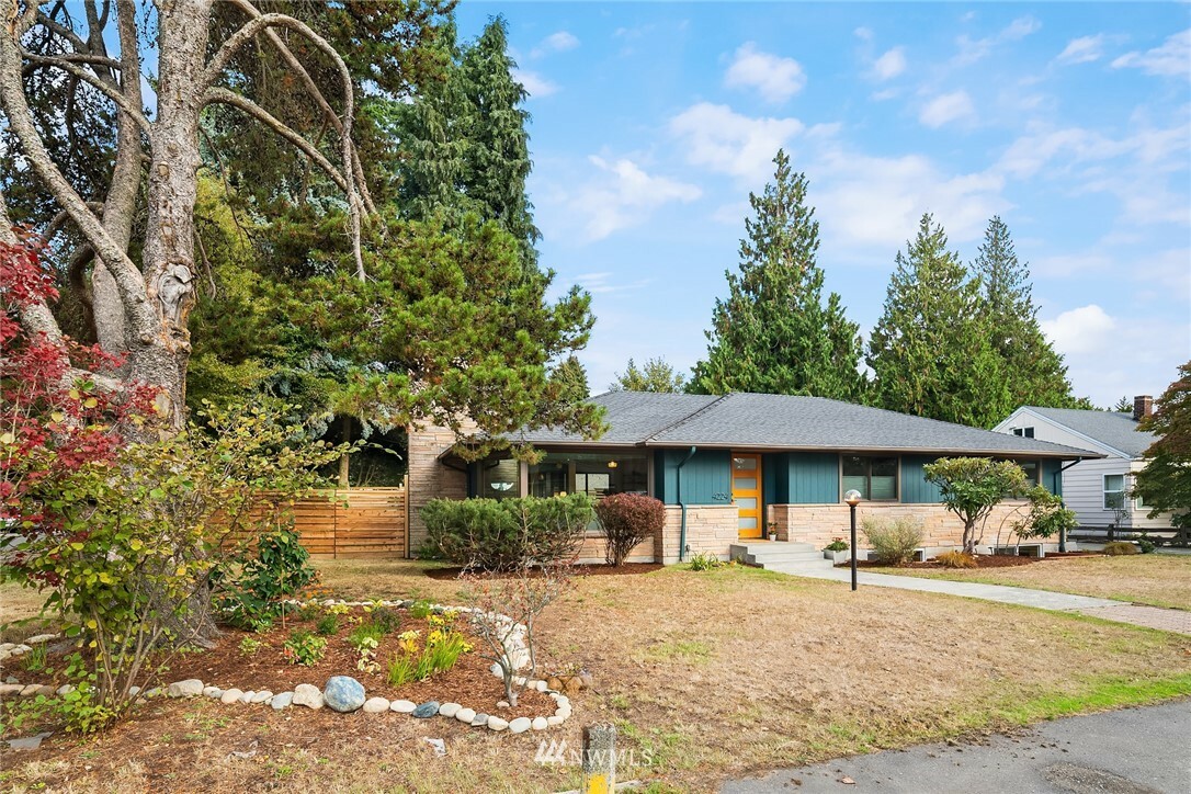 Property Photo:  4224 SW 104th St  WA 98146 