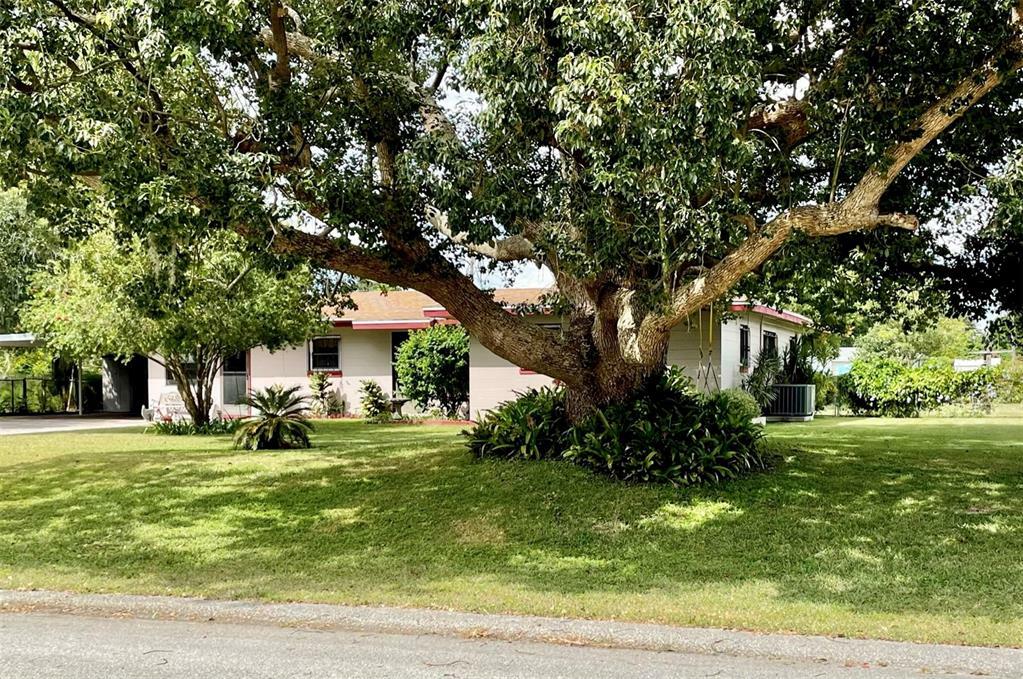 Property Photo:  105 Leslie Avenue  FL 33880 