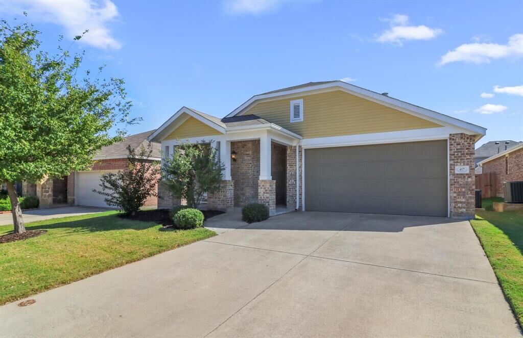 Property Photo:  417 Mariscal Place  TX 76131 