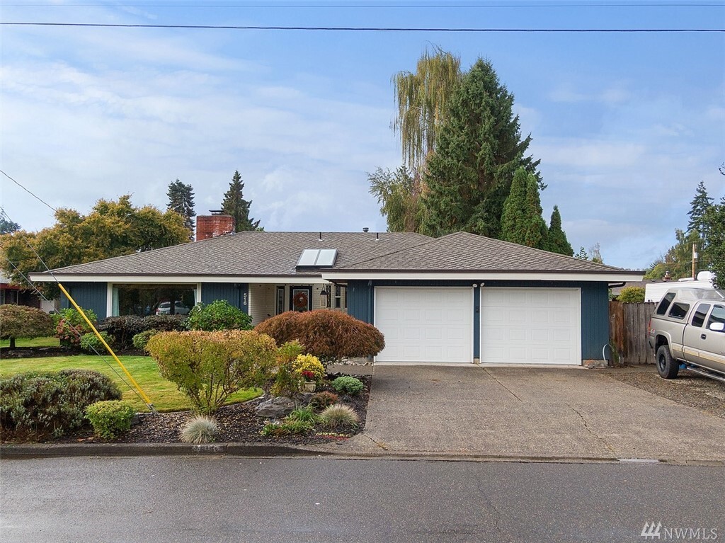 Property Photo: 516 13th St SW WA 98371