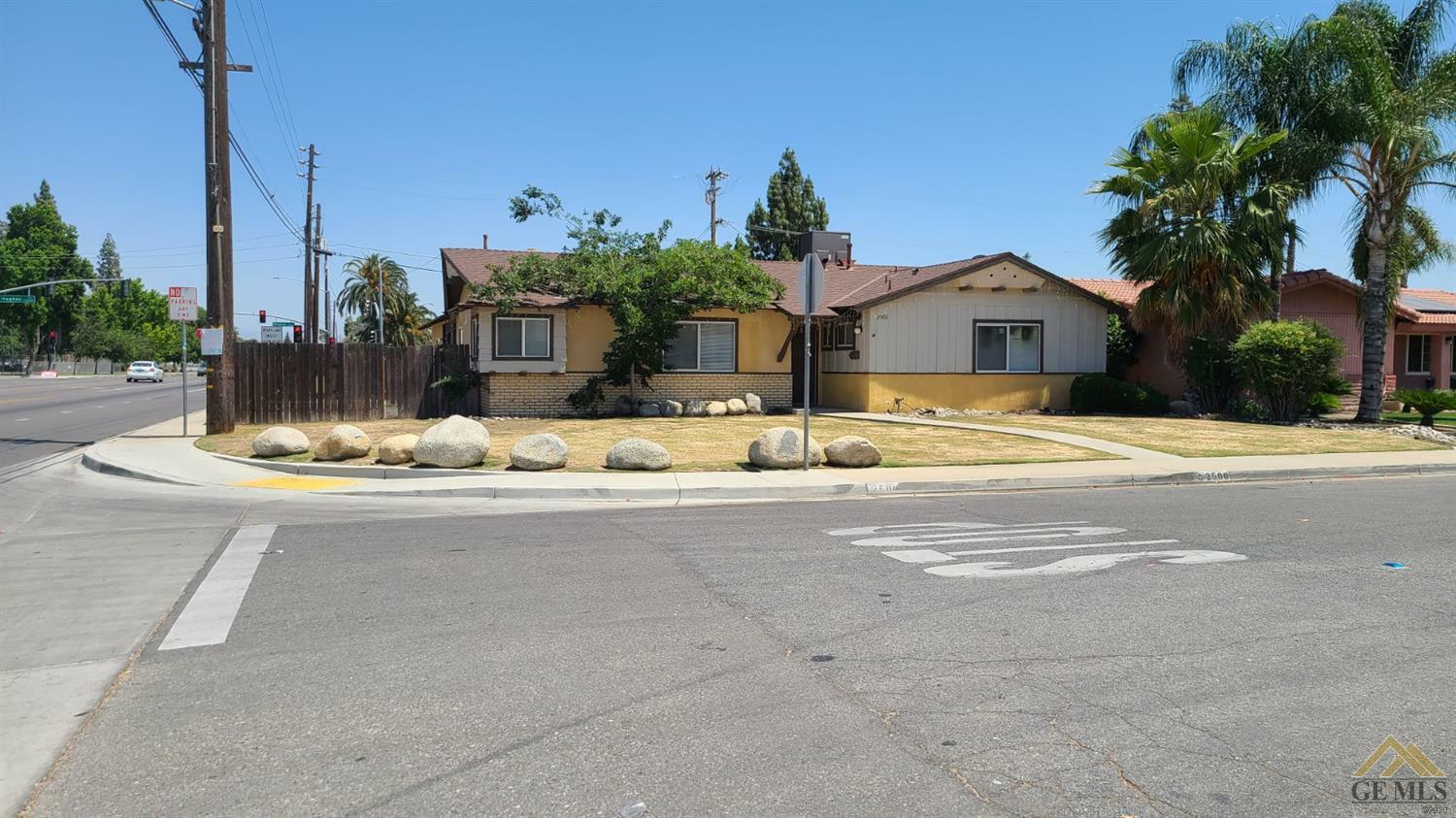 Property Photo:  2500 Emerald Street  CA 93304 