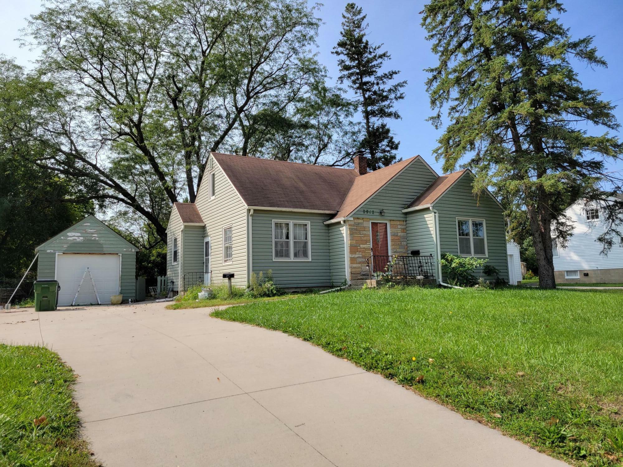 Property Photo:  2912 Ontario Street  IA 50014 