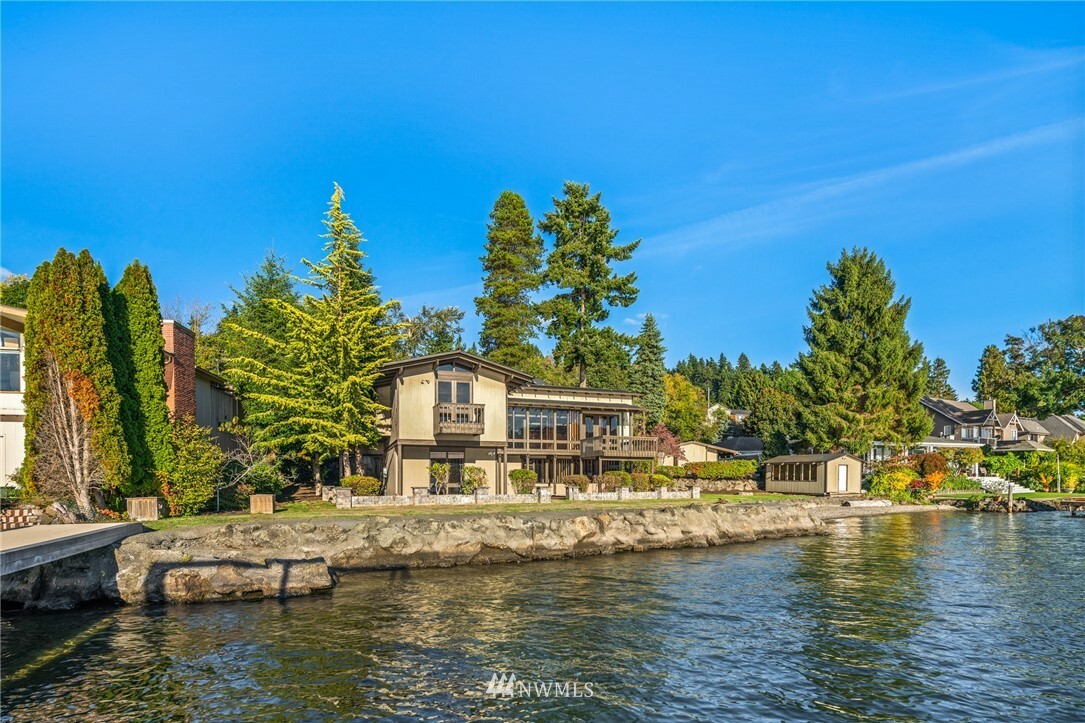 Property Photo:  3815 E Lake Sammamish Shore Lane SE  WA 98075 