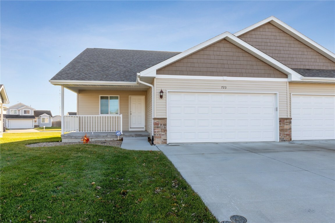 Property Photo:  723 Crescent View Drive NE  IA 52402 