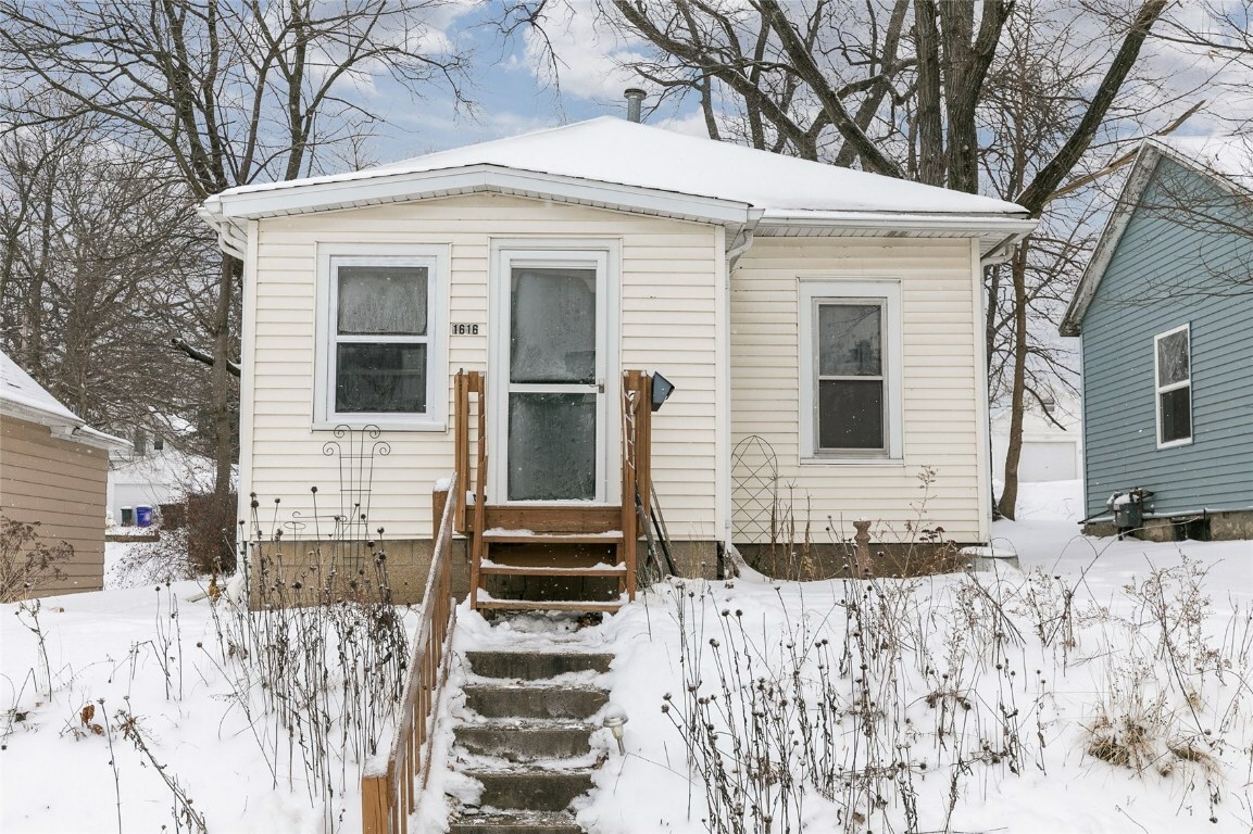 Property Photo:  1616 14th Avenue SE  IA 52401 