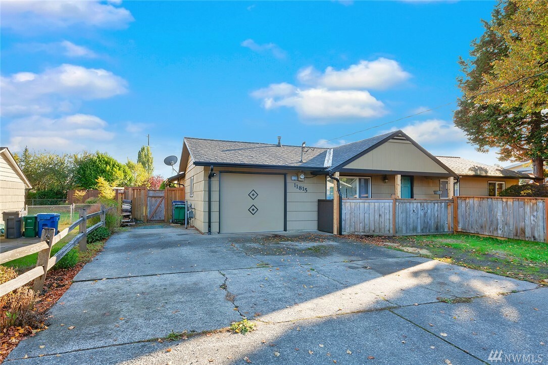 Property Photo: 11815 SE 168th St WA 98058