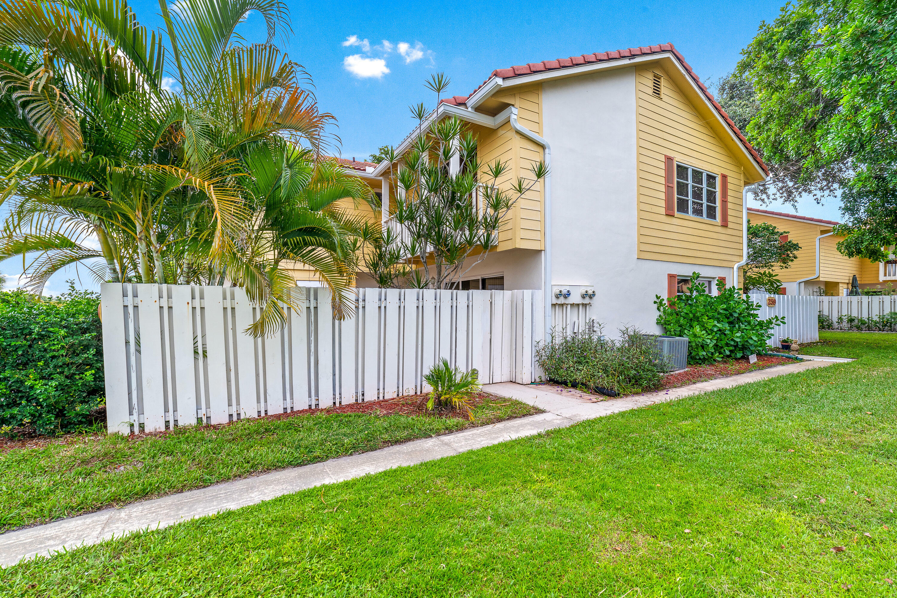 Property Photo: 260 Seabreeze Circle 260 FL 33477