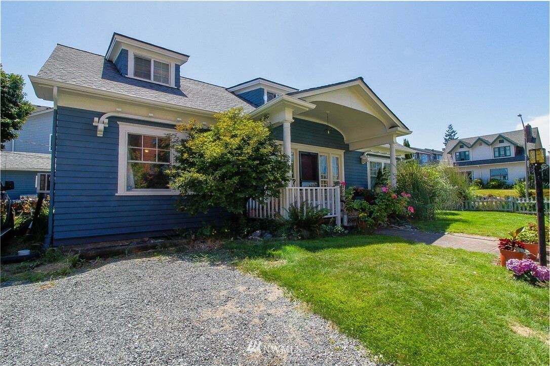 Property Photo:  1204 Wall St  WA 98201 