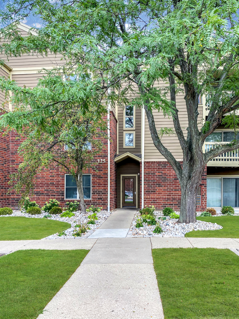 Property Photo:  125 Glengarry Drive 202  IL 60108 