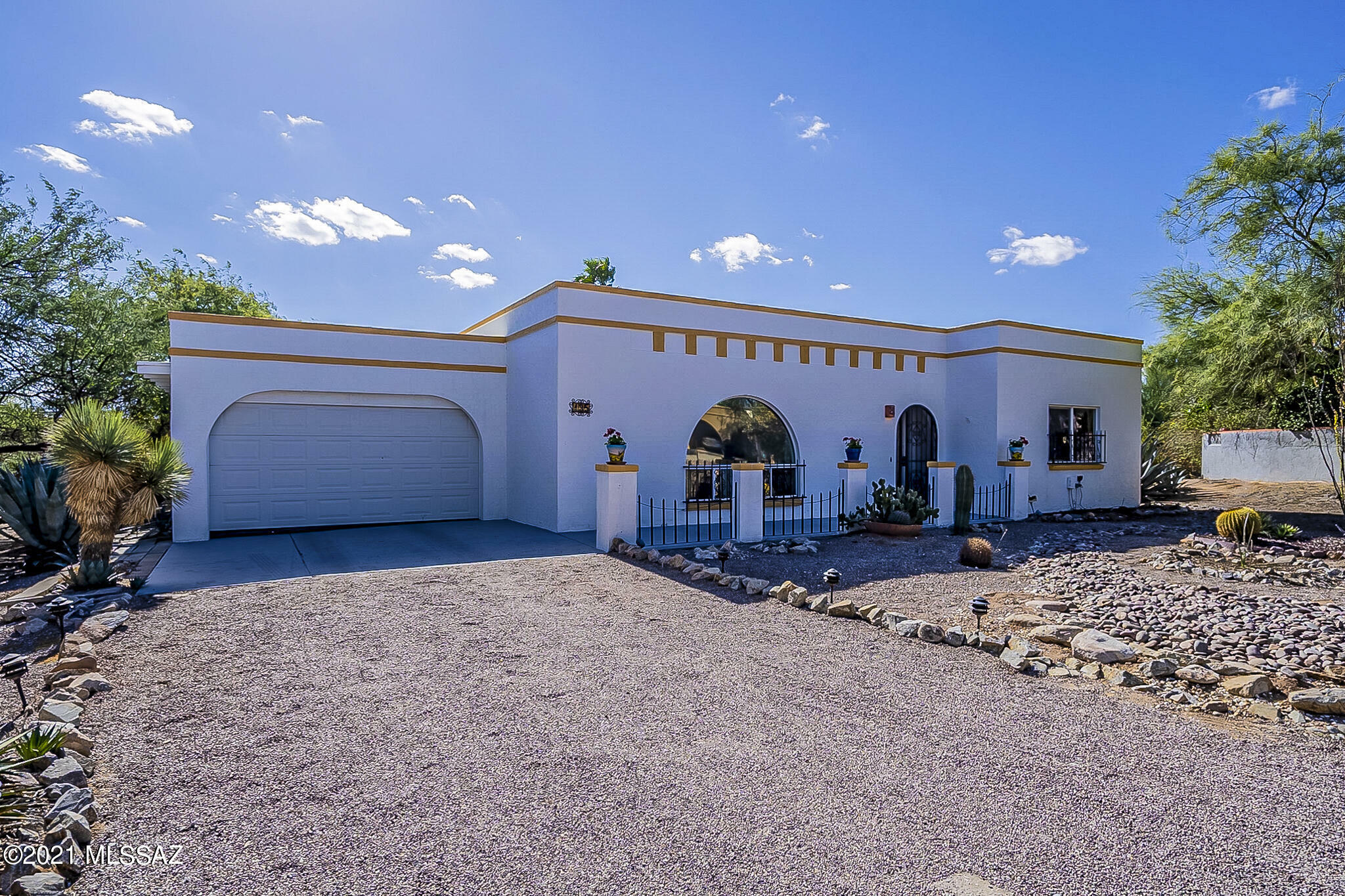 Property Photo: 135 W Paseo Tesoro AZ 85614