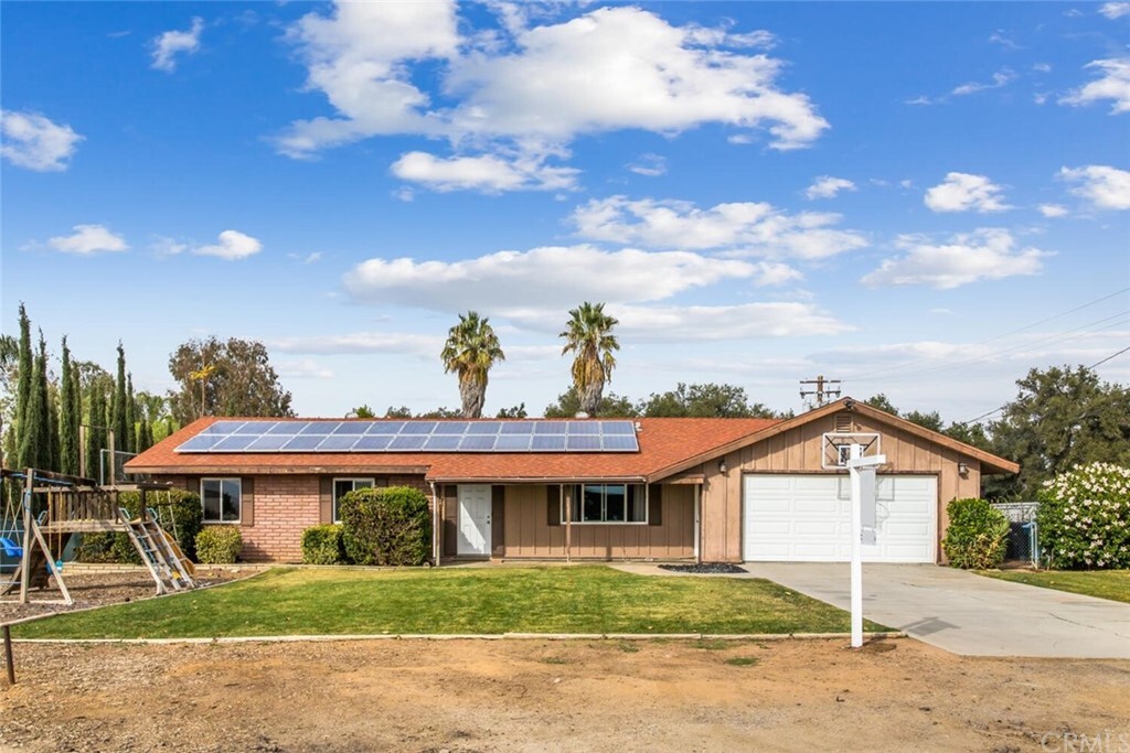 Property Photo: 870 W Avenue L CA 92320