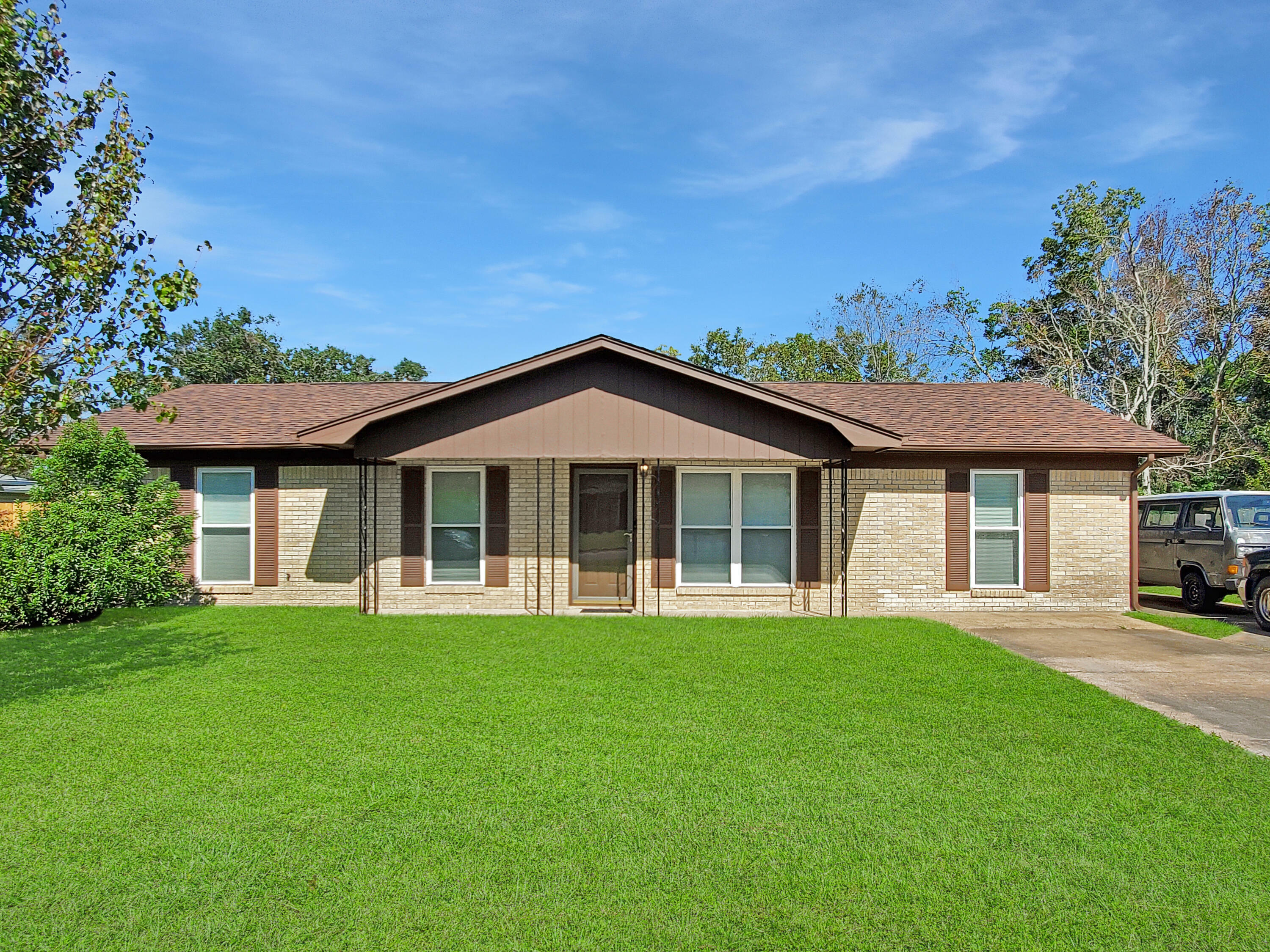 Property Photo:  608 Saratoga Drive  MS 39560 