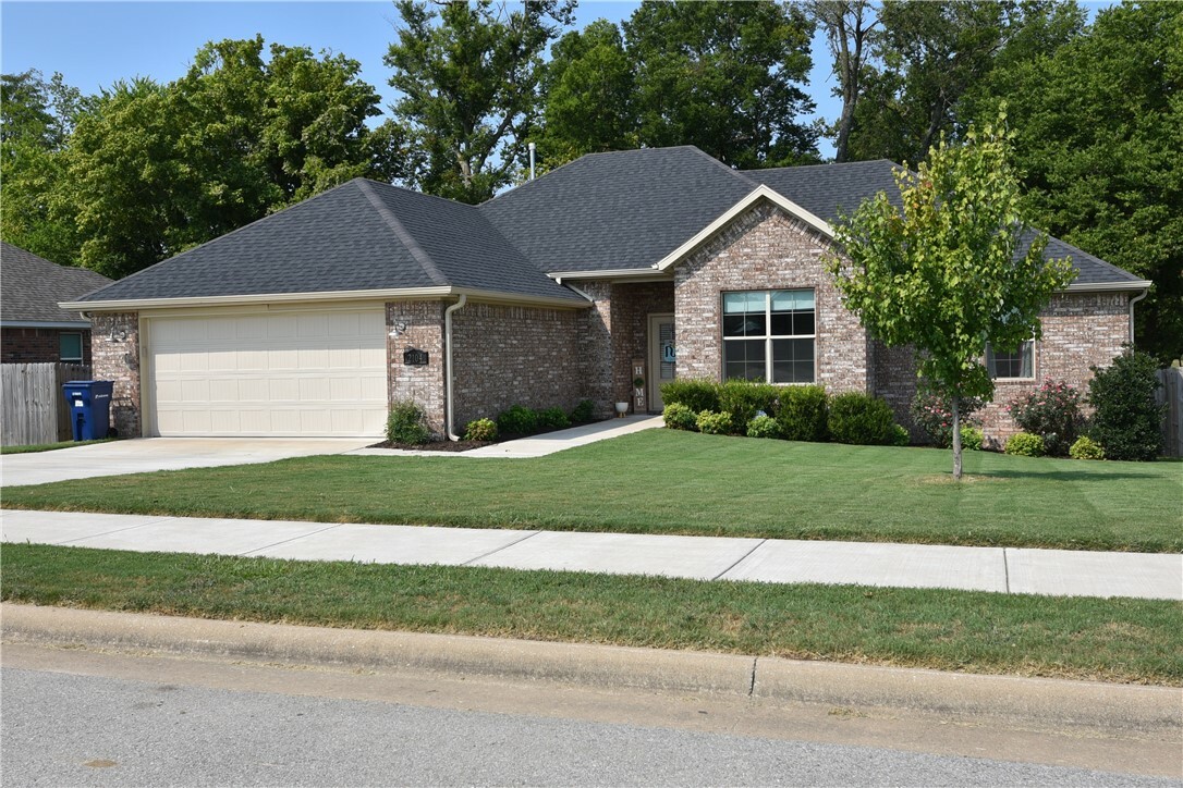 Property Photo:  2104 N Carl Street  AR 72761 