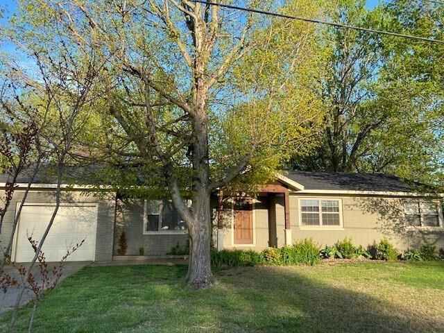 Property Photo: 304 Crestview Drive AR 72712