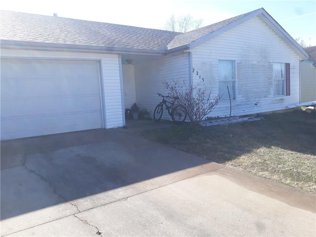 Property Photo: 2213 S 17th Place AR 72758