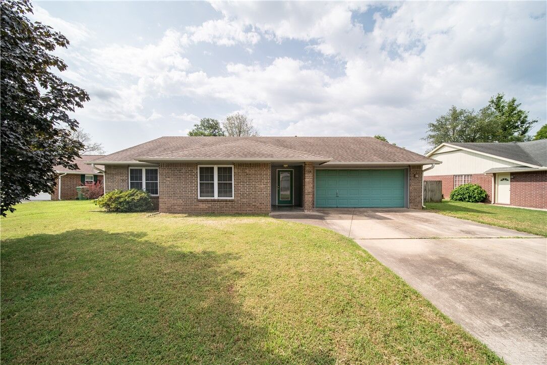 Property Photo: 908 W Geneva Street AR 72758