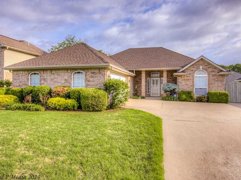 Property Photo: 1404 Sanford Drive AR 72712