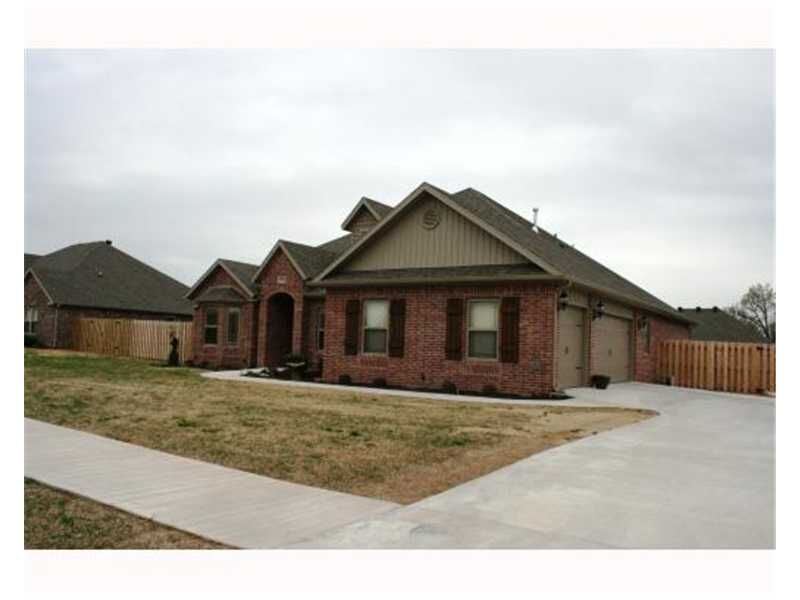 Property Photo:  3702 NE Oaktrace Avenue  AR 72712 