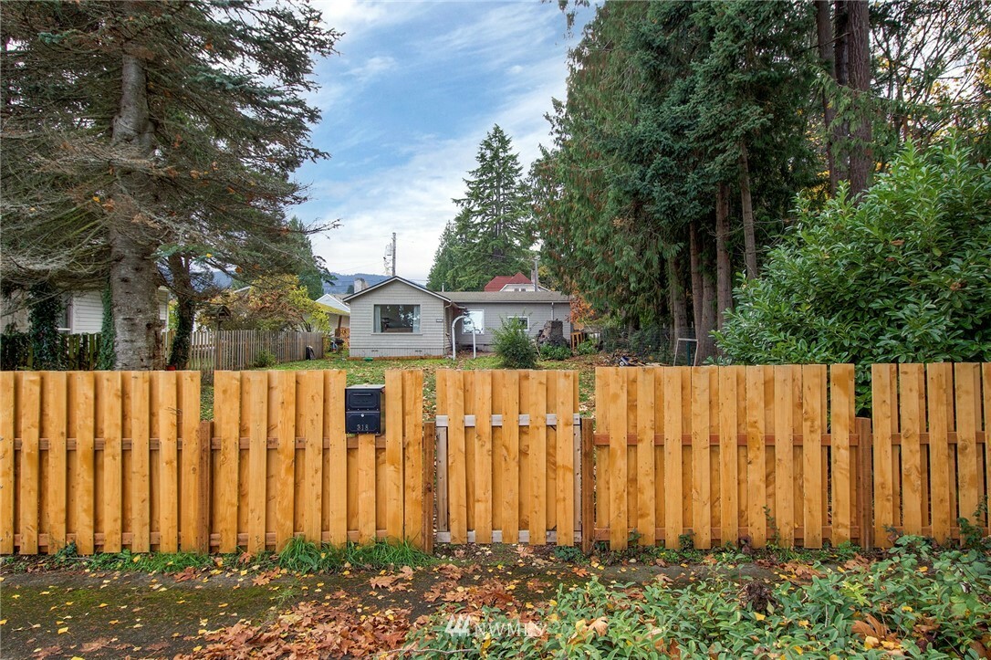 Property Photo:  318 W 11th Street  WA 98362 